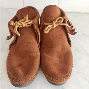 Minnetonka moccasin fringe ankle boot size 6